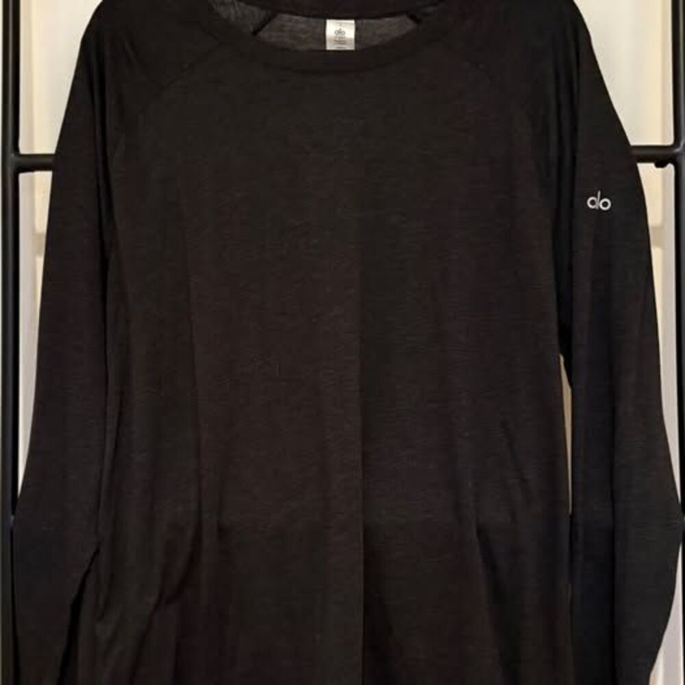 Alo Yoga Triumph Long Sleeve Tee in Black Heather
